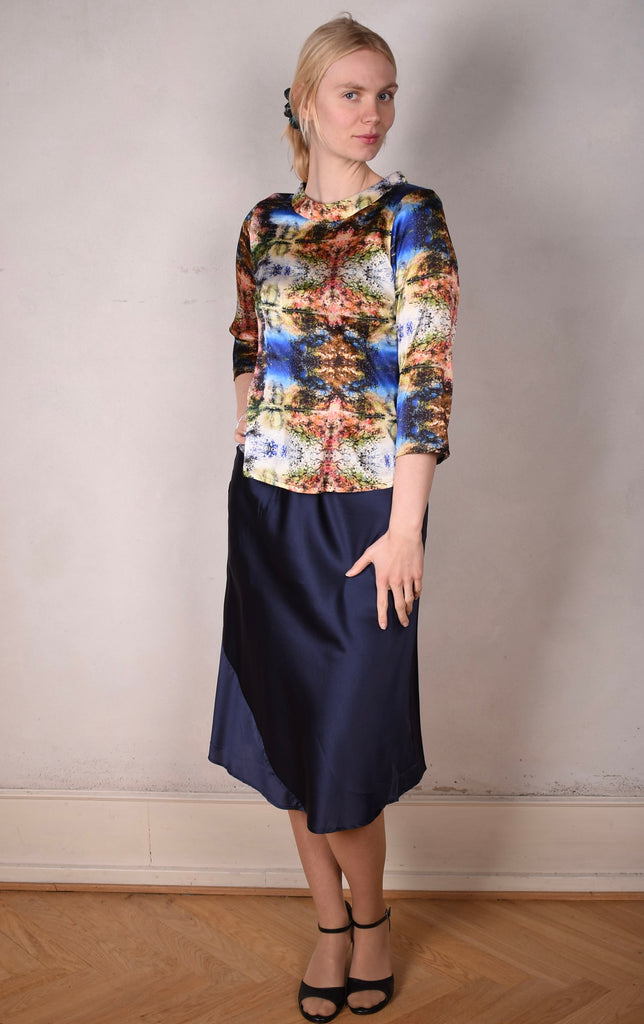 Audrey. Silk stretch top, classic style. "Calling" by Martin Spang Olsen - Tone Barker Silk