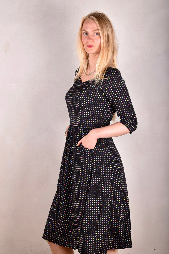 Janet, Stretch silk dress w. wide skirt and pockets. Midi/Knee-lenght "Blears" - Tone Barker Silk