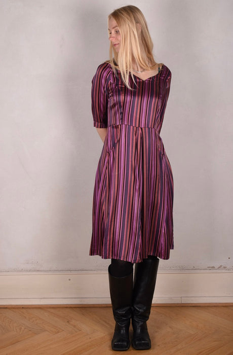 Janet, Stretch silk dress w. wide skirt and pockets. Midi/Knee-lenght "M.B Stripe Burgundy" - Tone Barker Silk