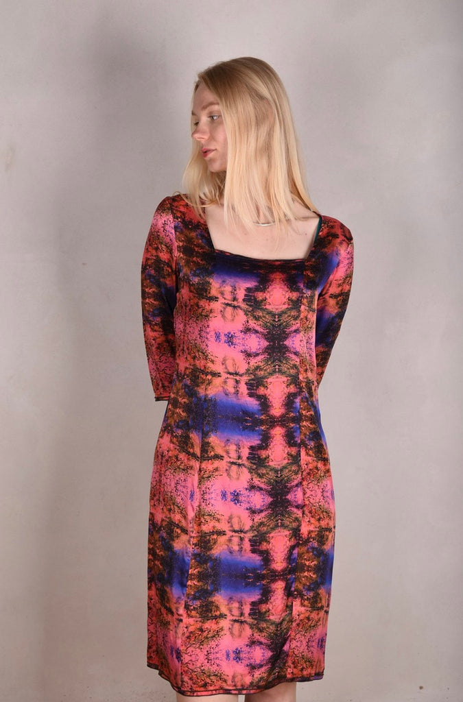 Pernille  Stretch silk dress w. 3/4 sleeves and square neckline "Calling" by M.S.O.(red version) - Tone Barker Silk