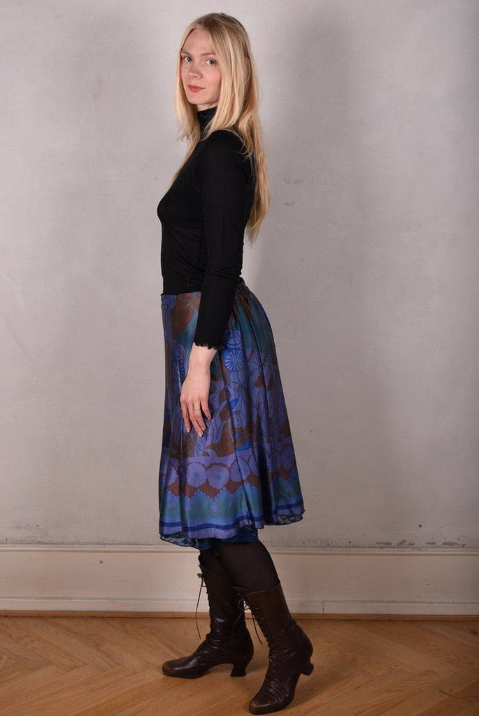 Monanu, reversible silk skirt in two layers of silk, sewn in panels "blugend/blue-flowerdot" - Tone Barker Silk
