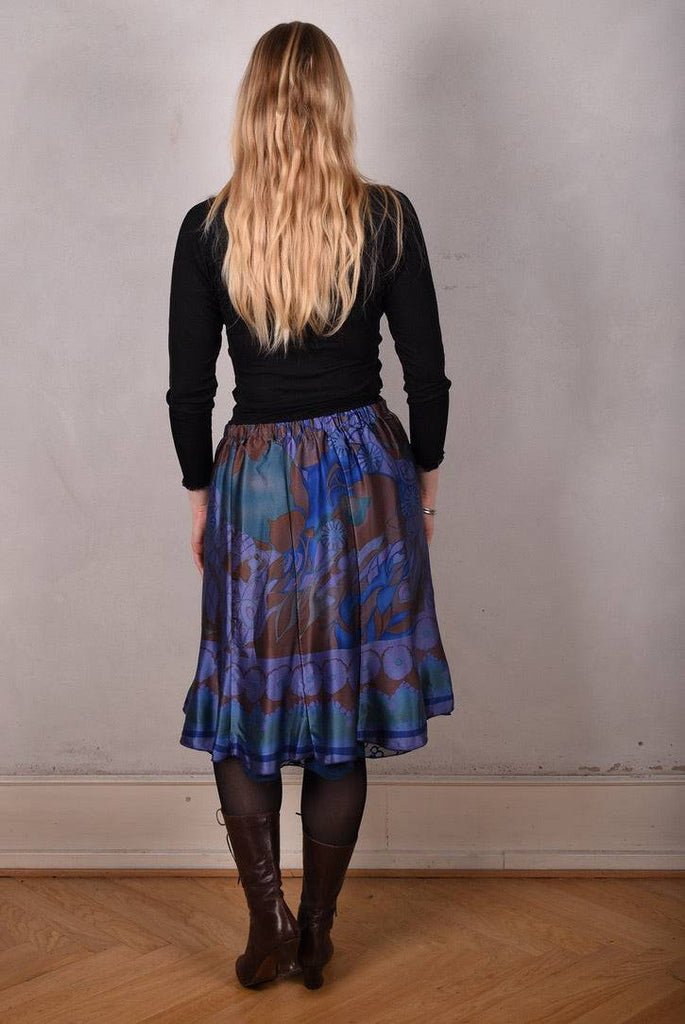 Monanu, reversible silk skirt in two layers of silk, sewn in panels "blugend/blue-flowerdot" - Tone Barker Silk