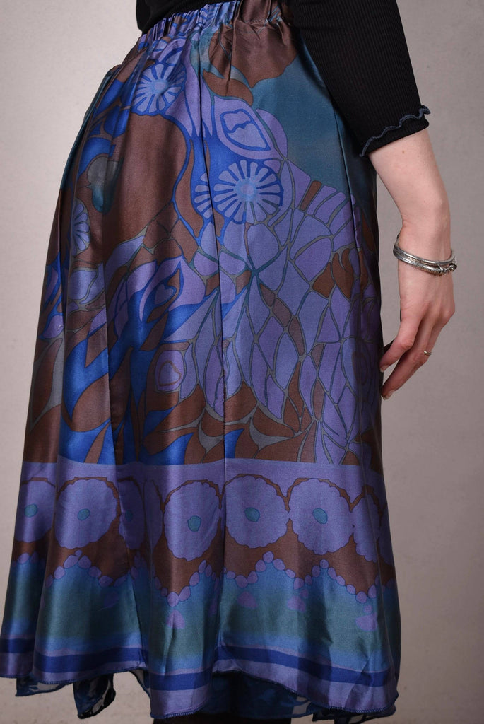 Monanu, reversible silk skirt in two layers of silk, sewn in panels "blugend/blue-flowerdot" - Tone Barker Silk