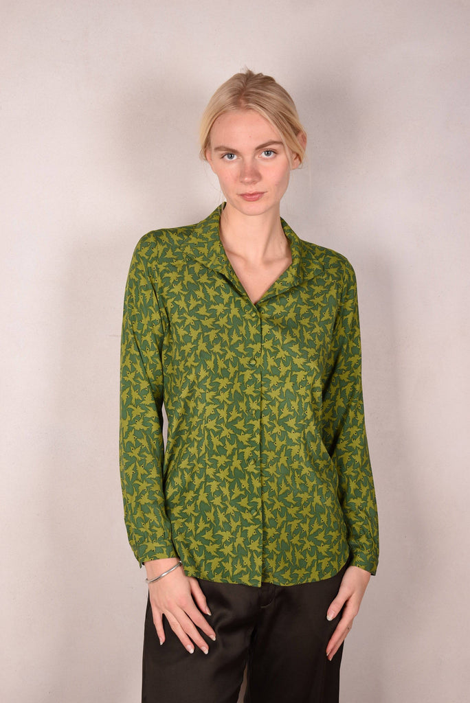 Alexa Stretch Silk shirt w. turtle-neck / collar. Print: "2 Green-bird" - Tone Barker Silk