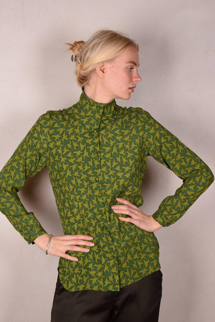 Alexa Stretch Silk shirt w. turtle-neck / collar. Print: "2 Green-bird" - Tone Barker Silk