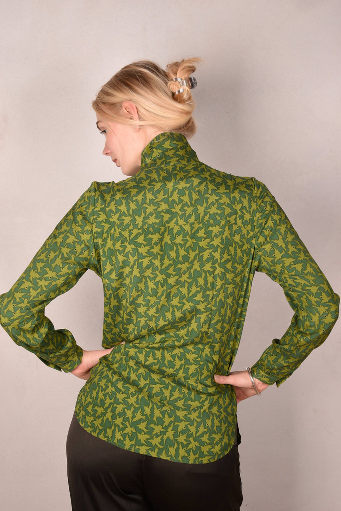Alexa Stretch Silk shirt w. turtle-neck / collar. Print: "2 Green-bird" - Tone Barker Silk