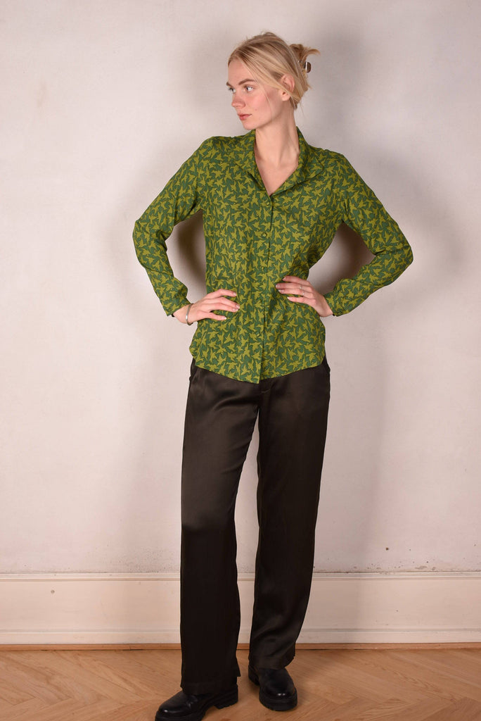 Alexa Stretch Silk shirt w. turtle-neck / collar. Print: "2 Green-bird" - Tone Barker Silk