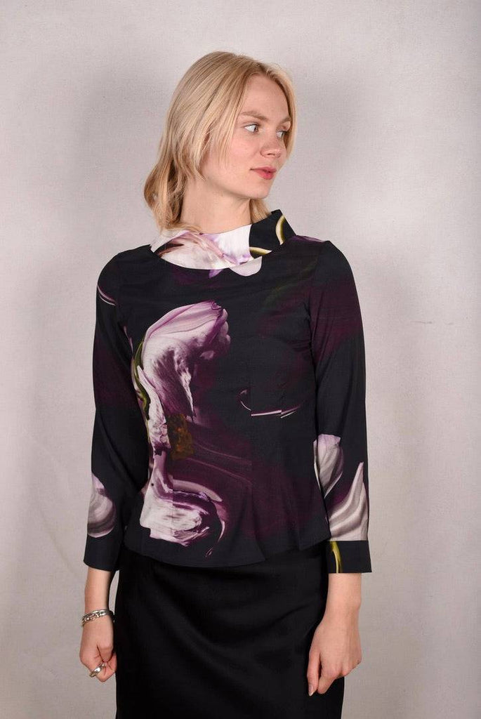 Ausome. Top in stretch silk crepe satin. Long sleeves and high boat-neck "Deflowered" - Tone Barker Silk