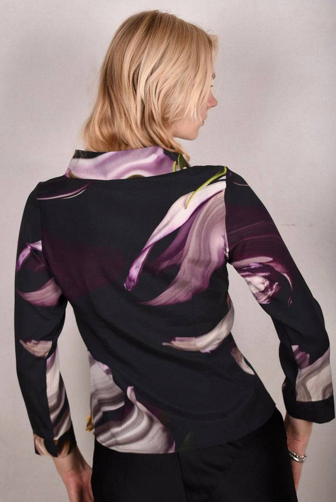 Ausome. Top in stretch silk crepe satin. Long sleeves and high boat-neck "Deflowered" - Tone Barker Silk