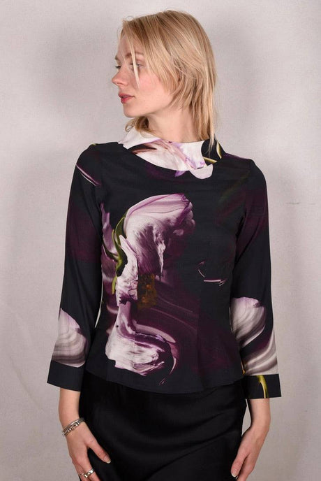 Ausome. Top in stretch silk crepe satin. Long sleeves and high boat-neck "Deflowered" - Tone Barker Silk