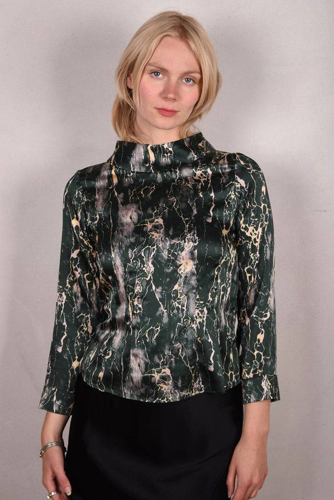 Ausome. Top in stretch silk crepe satin. Long sleeves and high boat-neck "Grable" - Tone Barker Silk