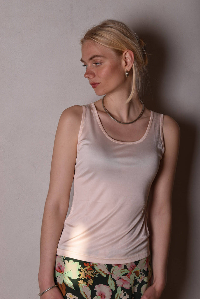 Tankie. Sleeveless top in 100% silk jersey. Col.: "Rose-pink" - Tone Barker Silk