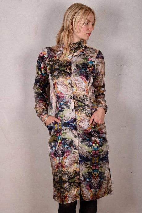 Alexandra. Shirt dress in stretch silk crepe satin. Covered buttons + pockets "Angel-Nulle" - Tone Barker Silk