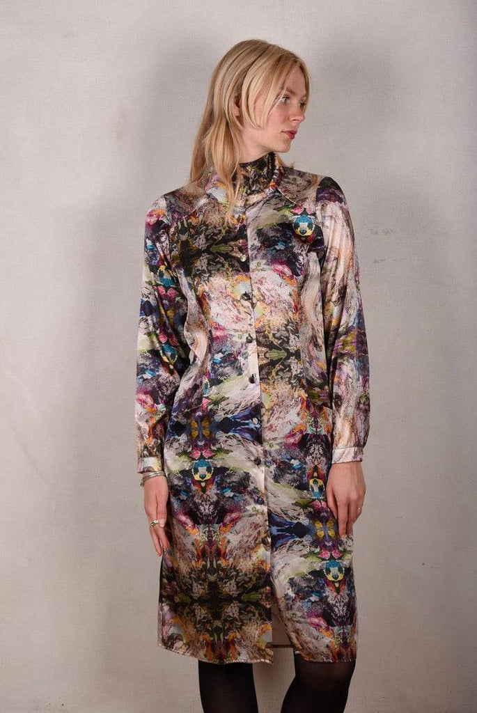 Alexandra. Shirt dress in stretch silk crepe satin. Covered buttons + pockets "Angel-Nulle" - Tone Barker Silk