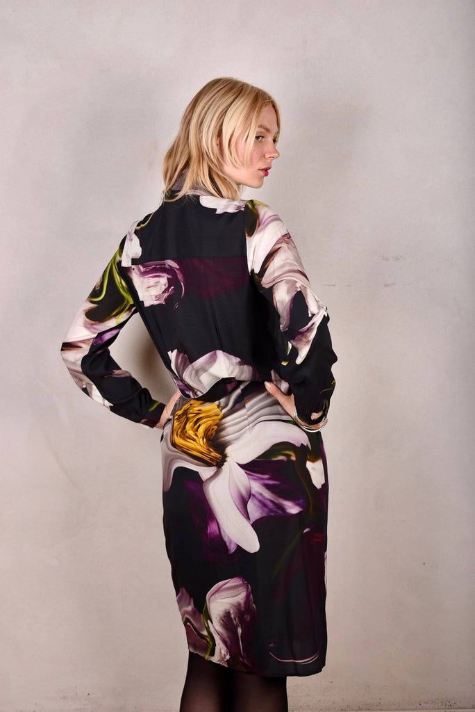 Alexandra. Shirt dress in stretch silk crepe satin. Covered buttons + pockets "Deflowered" - Tone Barker Silk