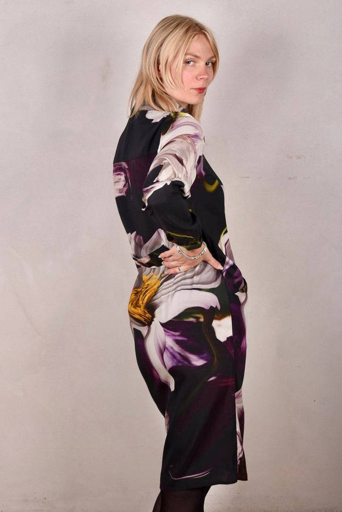 Alexandra. Shirt dress in stretch silk crepe satin. Covered buttons + pockets "Deflowered" - Tone Barker Silk