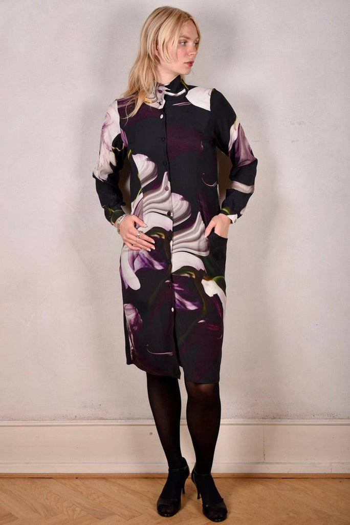 Alexandra. Shirt dress in stretch silk crepe satin. Covered buttons + pockets "Deflowered" - Tone Barker Silk