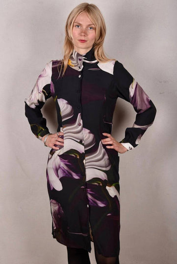 Alexandra. Shirt dress in stretch silk crepe satin. Covered buttons + pockets "Deflowered" - Tone Barker Silk