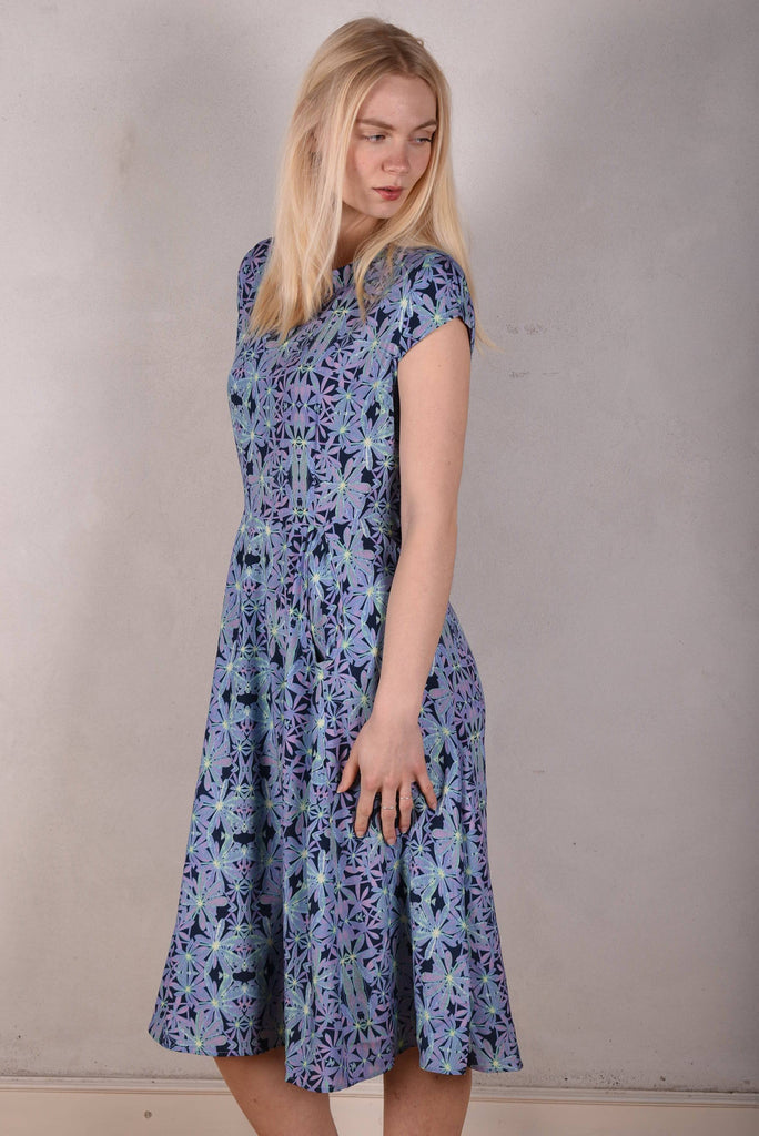 Aula, Stretch Silk dress w. "keyhole" pockets and short sleeves. "Aquafleur" - Tone Barker Silk