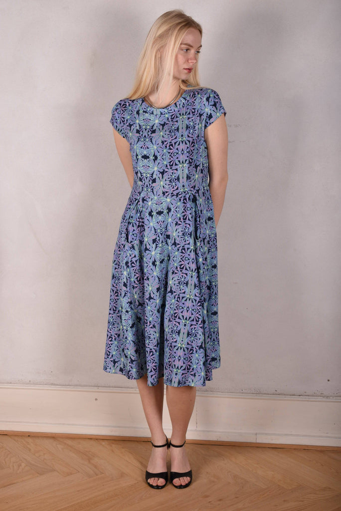 Aula, Stretch Silk dress w. "keyhole" pockets and short sleeves. "Aquafleur" - Tone Barker Silk