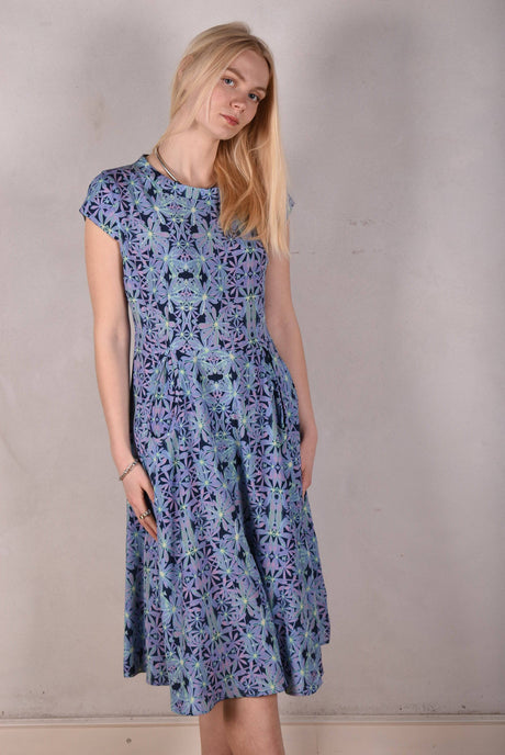 Aula, Stretch Silk dress w. "keyhole" pockets and short sleeves. "Aquafleur" - Tone Barker Silk