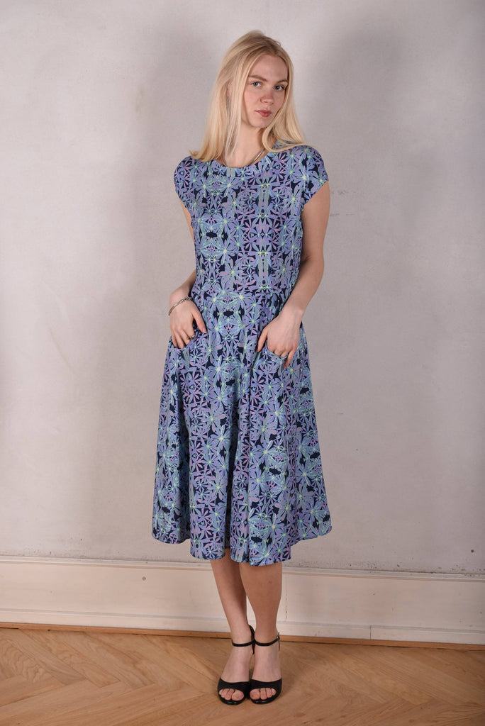 Aula, Stretch Silk dress w. "keyhole" pockets and short sleeves. "Aquafleur" - Tone Barker Silk