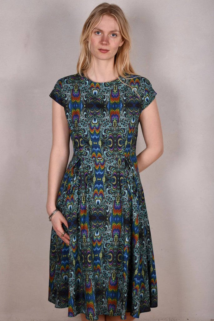Aula, Stretch Silk dress w. "keyhole" pockets and short sleeves. "Fraktalia" - Tone Barker Silk