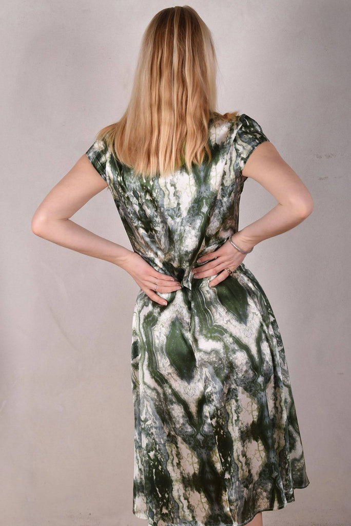 Aula, Stretch Silk dress w. "keyhole" pockets and short sleeves. "Mar-Green" - Tone Barker Silk