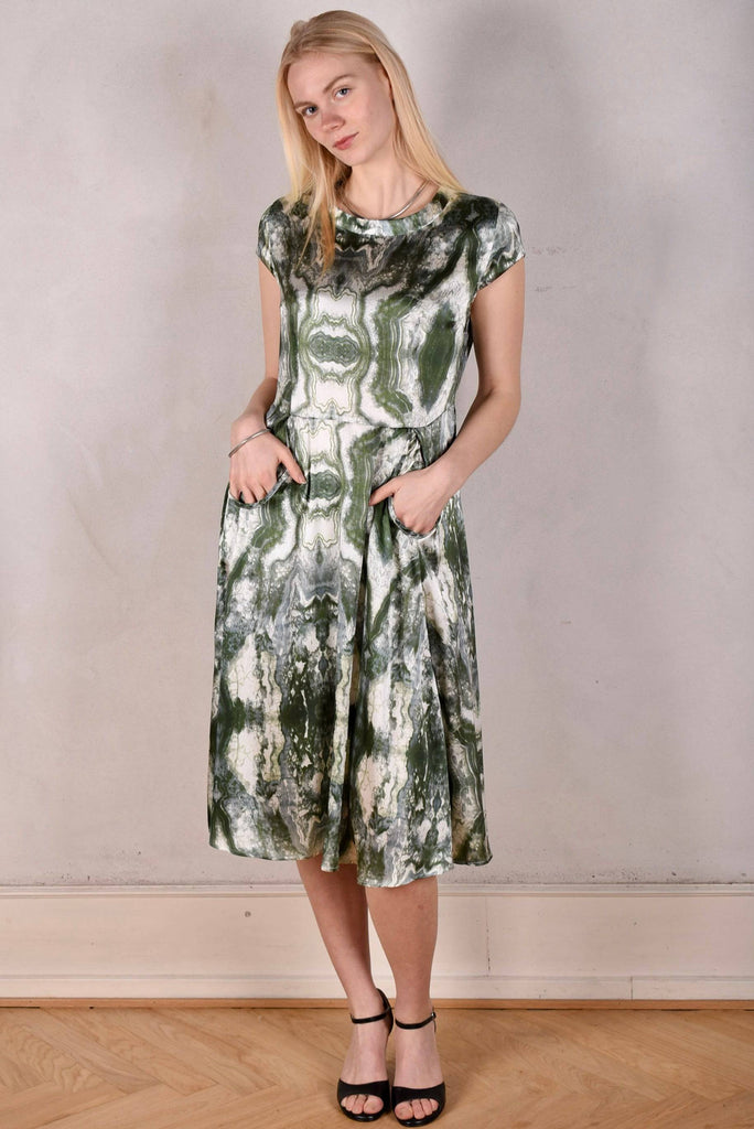 Aula, Stretch Silk dress w. "keyhole" pockets and short sleeves. "Mar-Green" - Tone Barker Silk
