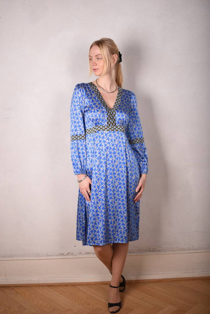 Calila, Kaftan-dress in stretch silk satin 95%silk/5%elastane. "Silverbird/Dabludot" - Tone Barker Silk