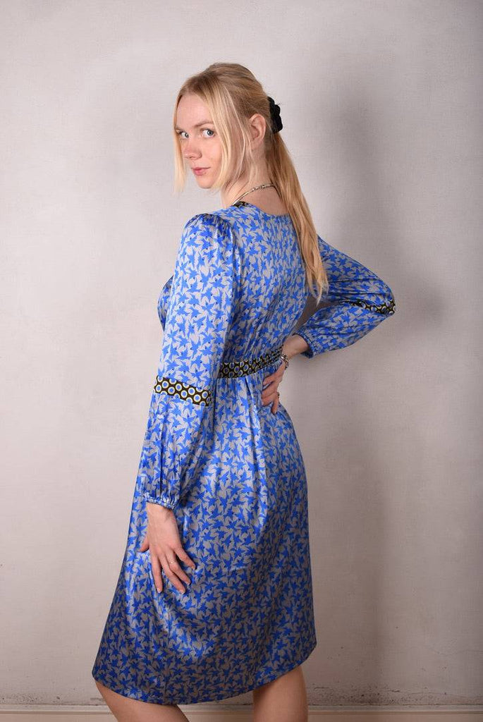 Calila, Kaftan-dress in stretch silk satin 95%silk/5%elastane. "Silverbird/Dabludot" - Tone Barker Silk