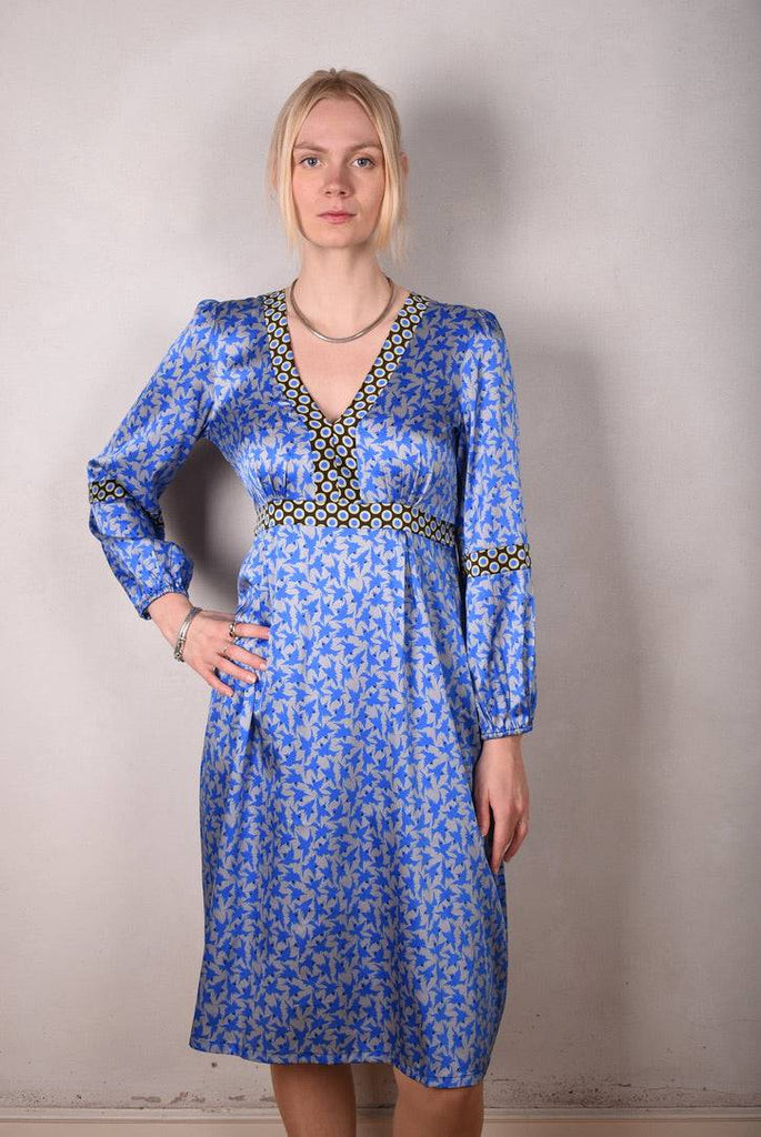 Calila, Kaftan-dress in stretch silk satin 95%silk/5%elastane. "Silverbird/Dabludot" - Tone Barker Silk