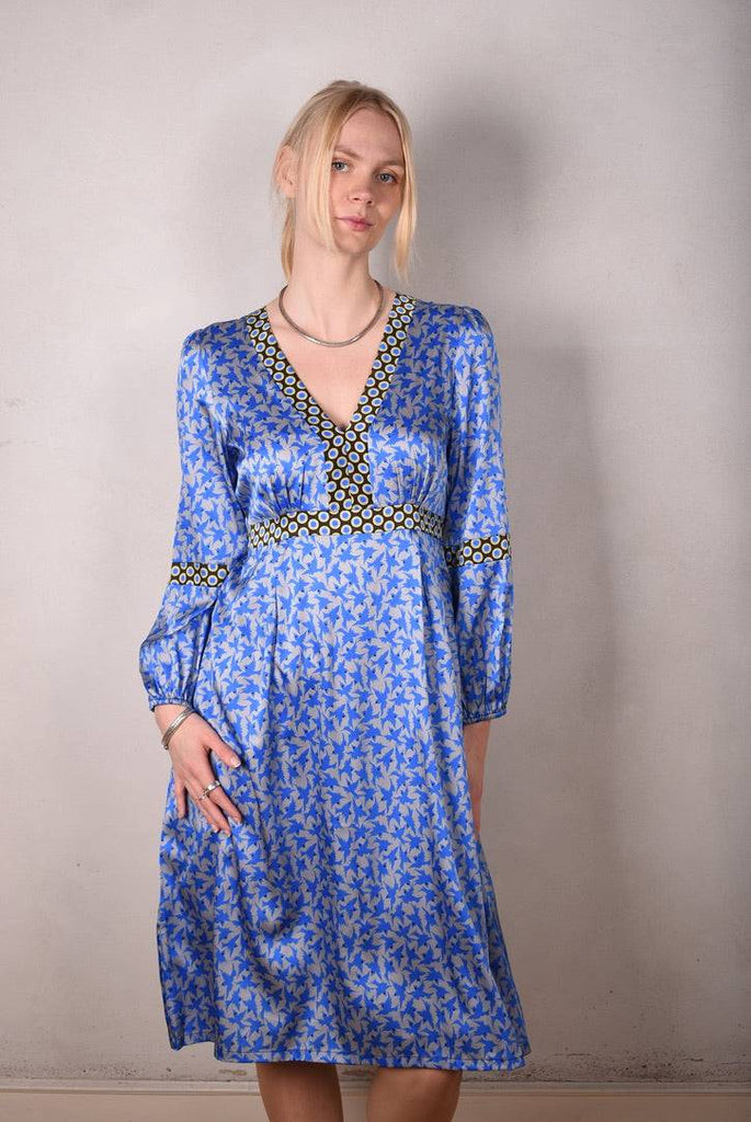 Calila, Kaftan-dress in stretch silk satin 95%silk/5%elastane. "Silverbird/Dabludot" - Tone Barker Silk