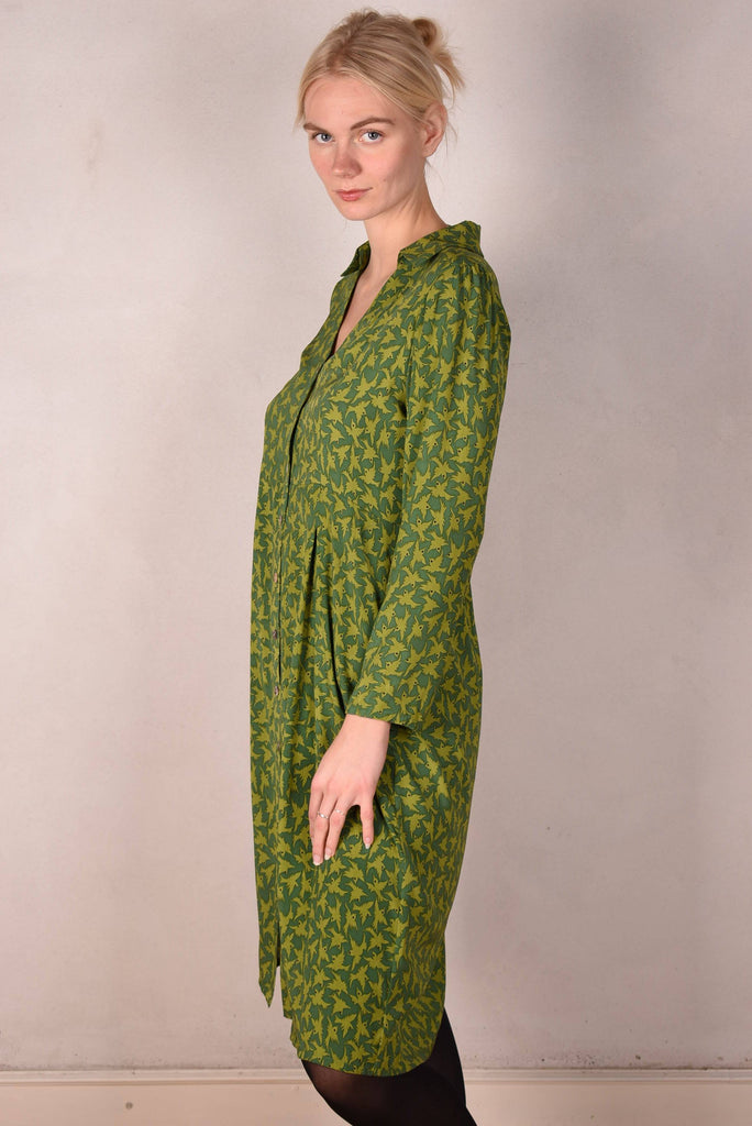 Hen-stretch, Stretch silk satin shirt-dress w. pockets. "2 Green-bird" - Tone Barker Silk