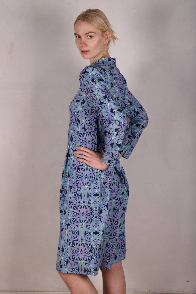 Hen-stretch, Stretch silk satin shirt-dress w. pockets. "Aquafleur" - Tone Barker Silk