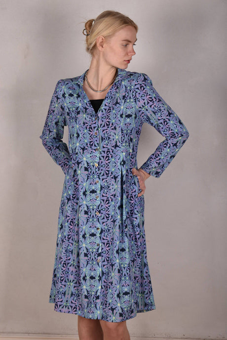 Hen-stretch, Stretch silk satin shirt-dress w. pockets. "Aquafleur" - Tone Barker Silk