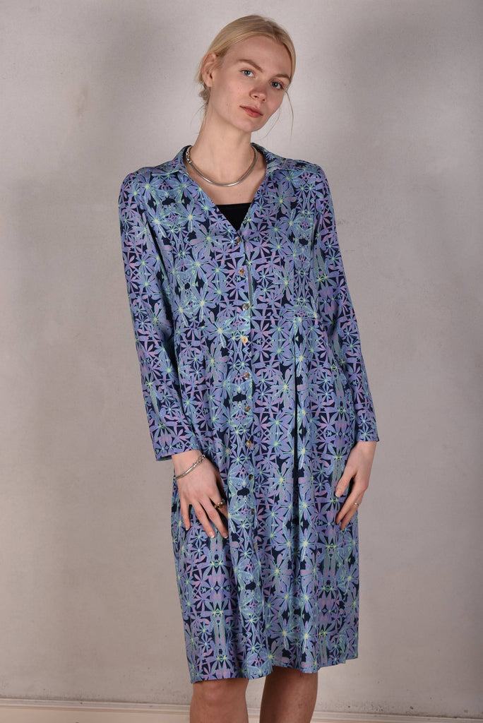 Hen-stretch, Stretch silk satin shirt-dress w. pockets. "Aquafleur" - Tone Barker Silk