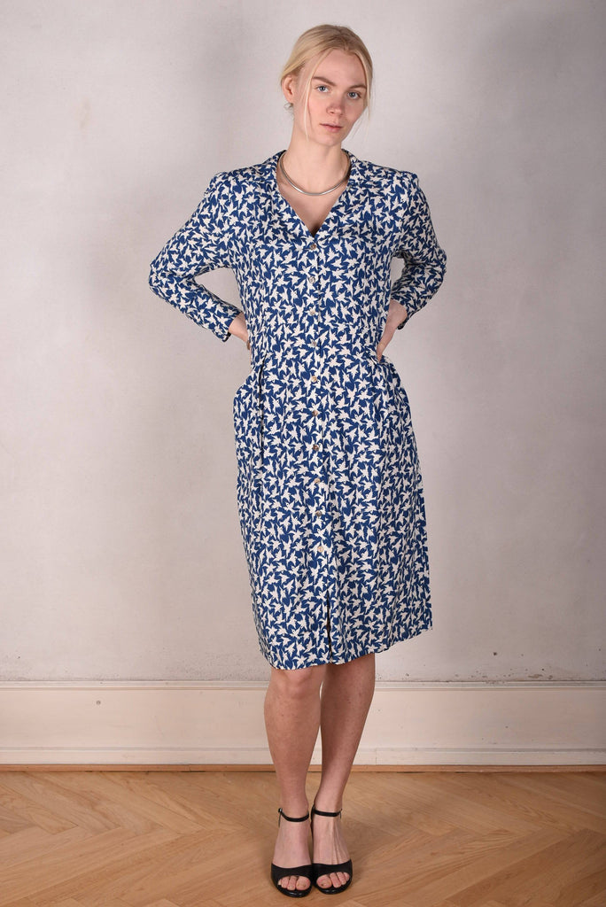 Hen-stretch, Stretch silk satin shirt-dress w. pockets. "Bird-in-blue" - Tone Barker Silk