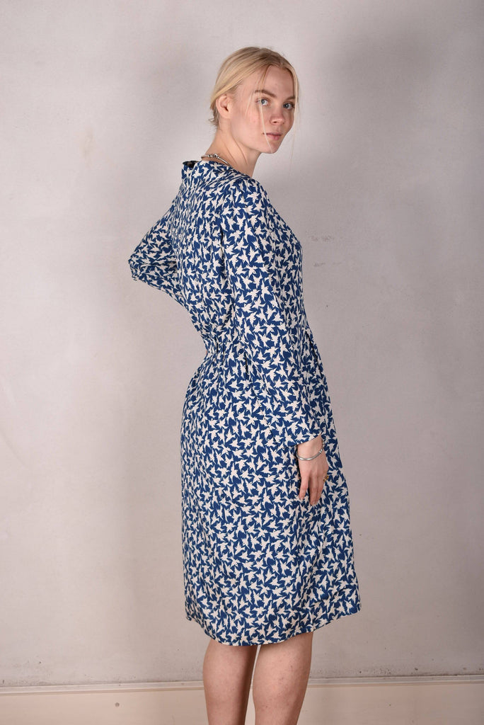 Hen-stretch, Stretch silk satin shirt-dress w. pockets. "Bird-in-blue" - Tone Barker Silk