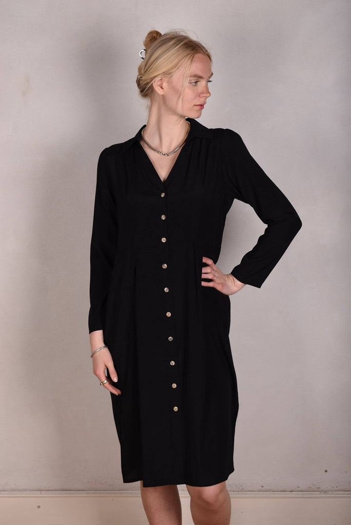 Hen-stretch, Stretch silk satin shirt-dress w. pockets. "Black" - Tone Barker Silk