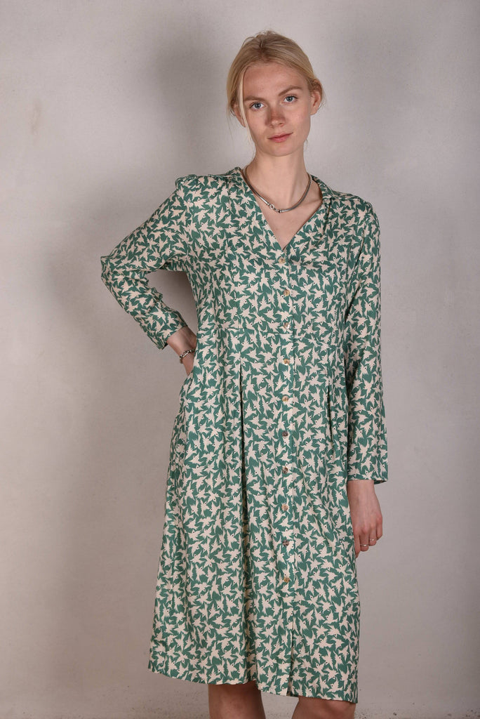 Hen-stretch, Stretch silk satin shirt-dress w. pockets. "Green-bird" - Tone Barker Silk