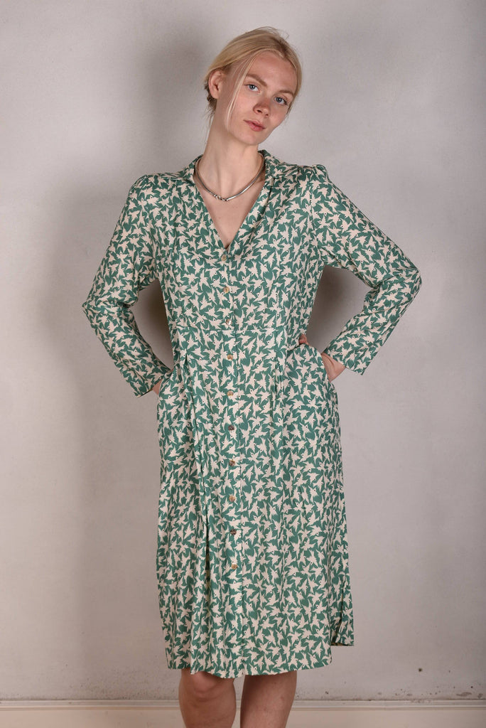 Hen-stretch, Stretch silk satin shirt-dress w. pockets. "Green-bird" - Tone Barker Silk