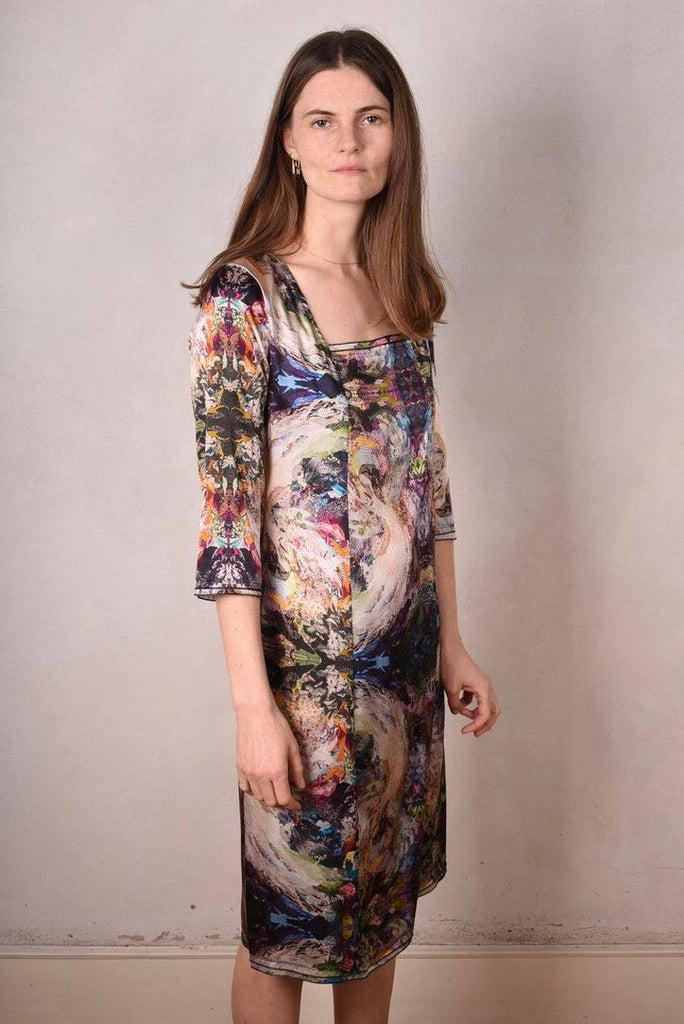 Pernille  Stretch silk dress w. 3/4 sleeves and square neckline "Angel Nulle" print by Nulle Oigaard - Tone Barker Silk