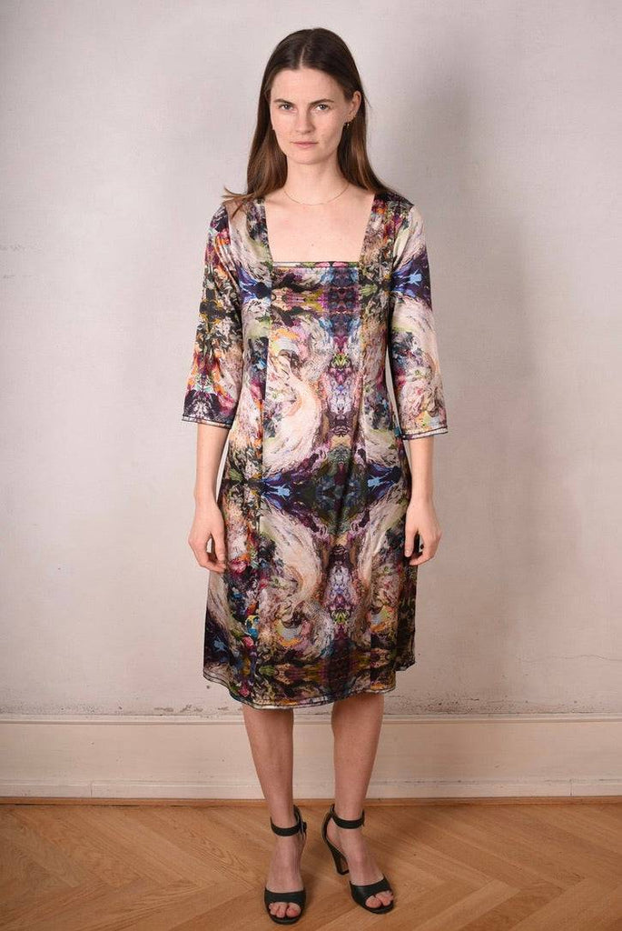 Pernille  Stretch silk dress w. 3/4 sleeves and square neckline "Angel Nulle" print by Nulle Oigaard - Tone Barker Silk