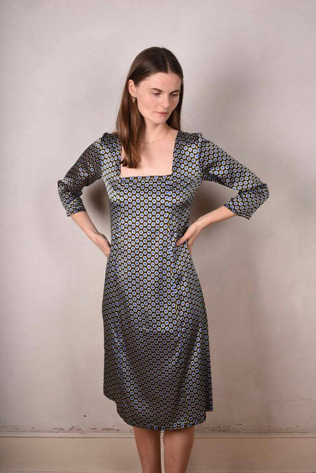 Pernille  Stretch silk dress w. 3/4 sleeves and square neckline "Dabludot" - Tone Barker Silk