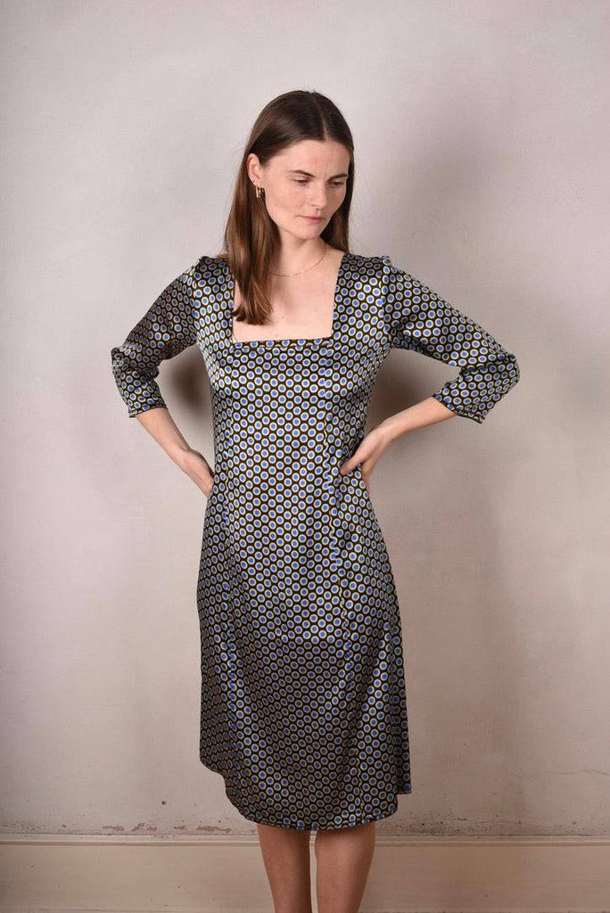 Pernille  Stretch silk dress w. 3/4 sleeves and square neckline "Dabludot" - Tone Barker Silk