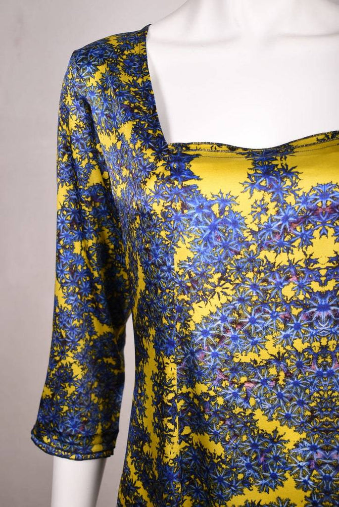 Pernille  Stretch silk dress w. 3/4 sleeves and square neckline "Sand Reef" - Tone Barker Silk