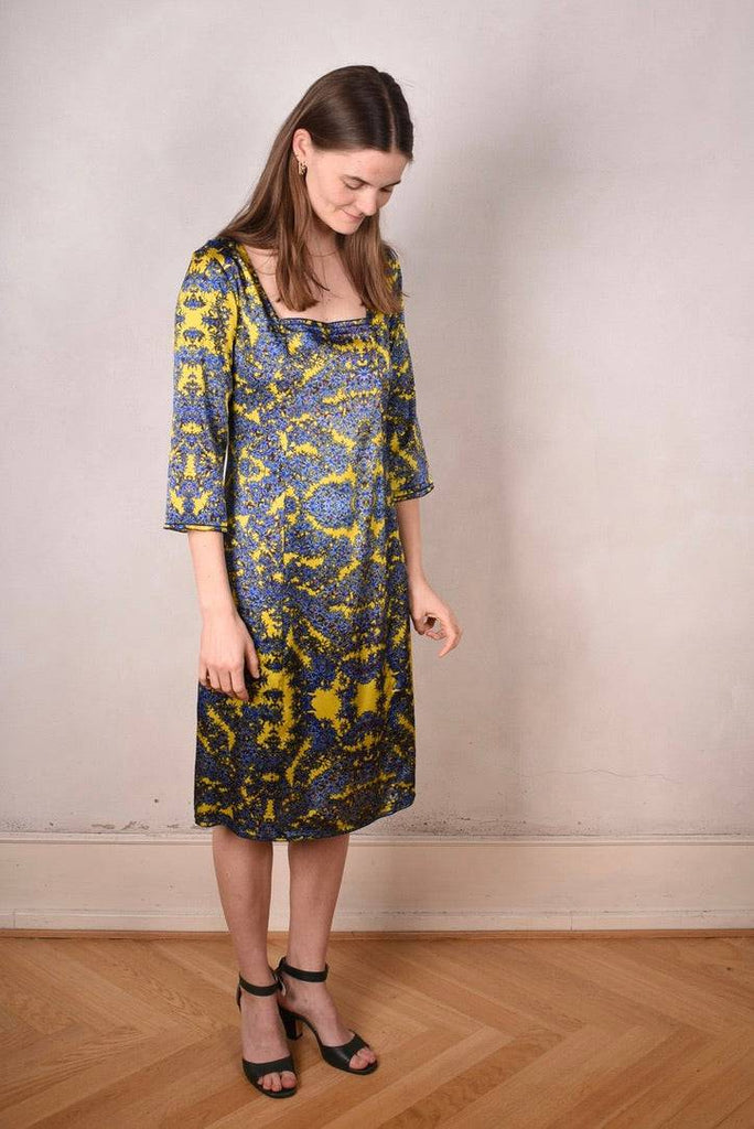 Pernille  Stretch silk dress w. 3/4 sleeves and square neckline "Sand Reef" - Tone Barker Silk