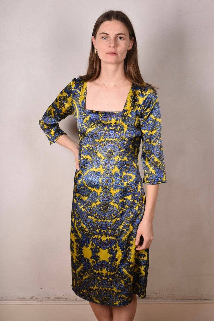 Pernille  Stretch silk dress w. 3/4 sleeves and square neckline "Sand Reef" - Tone Barker Silk