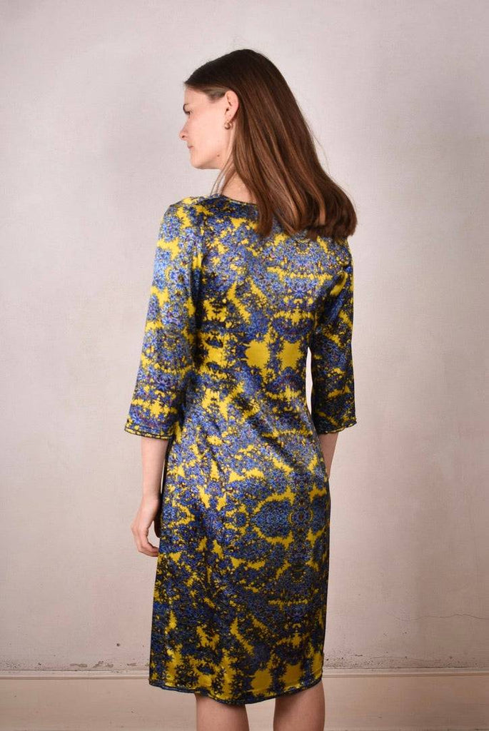 Pernille  Stretch silk dress w. 3/4 sleeves and square neckline "Sand Reef" - Tone Barker Silk